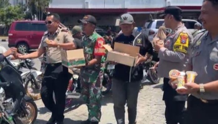 Polsek Maesan Gandeng TNI dan SPBU Berbagi Minuman Teh Segar Untuk Pengantri BBM