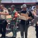 Polsek Maesan Gandeng TNI dan SPBU Berbagi Minuman Teh Segar Untuk Pengantri BBM