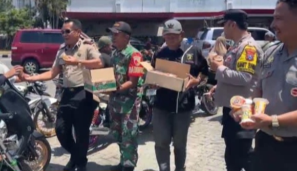 Polsek Maesan Gandeng TNI dan SPBU Berbagi Minuman Teh Segar Untuk Pengantri BBM