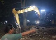 KIJAGA KALI MERADANG! Pengerukan Tanah Tanggul Kali Cikarang pada Malam Hari di Sukaindah Diprotes, Legalitas Kegiatan Dipertanyakan