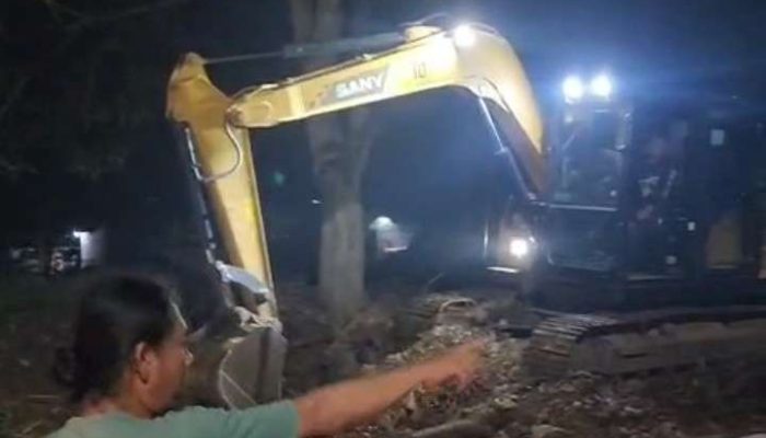 KIJAGA KALI MERADANG! Pengerukan Tanah Tanggul Kali Cikarang pada Malam Hari di Sukaindah Diprotes, Legalitas Kegiatan Dipertanyakan