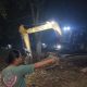 KIJAGA KALI MERADANG! Pengerukan Tanah Tanggul Kali Cikarang pada Malam Hari di Sukaindah Diprotes, Legalitas Kegiatan Dipertanyakan