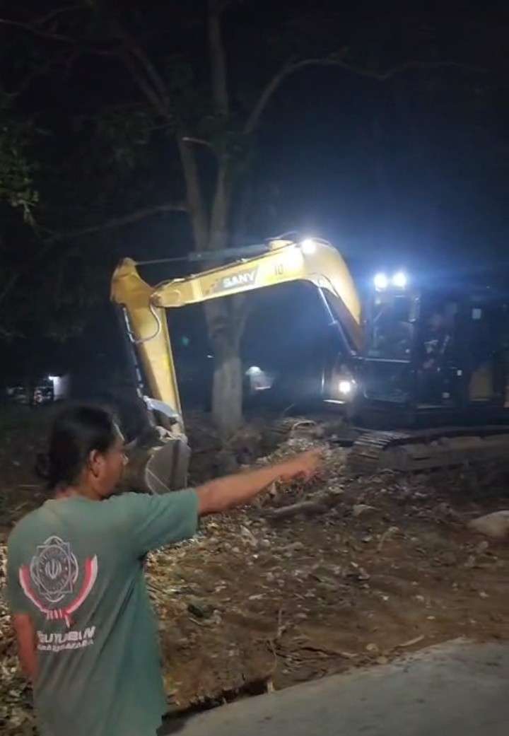 KIJAGA KALI MERADANG! Pengerukan Tanah Tanggul Kali Cikarang pada Malam Hari di Sukaindah Diprotes, Legalitas Kegiatan Dipertanyakan