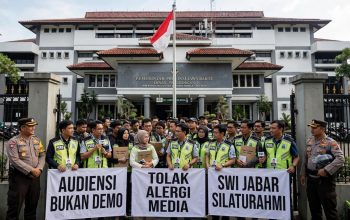 Disdik Jabar Tolak Audiensi Media, Wajibkan Surat Pemberitahuan Polisi - Wartawan Jabar Siap Geruduk Disdik Jabar Tolak Audiensi Media, Wajibkan Surat Pemberitahuan Polisi - Wartawan Jabar Siap Geruduk