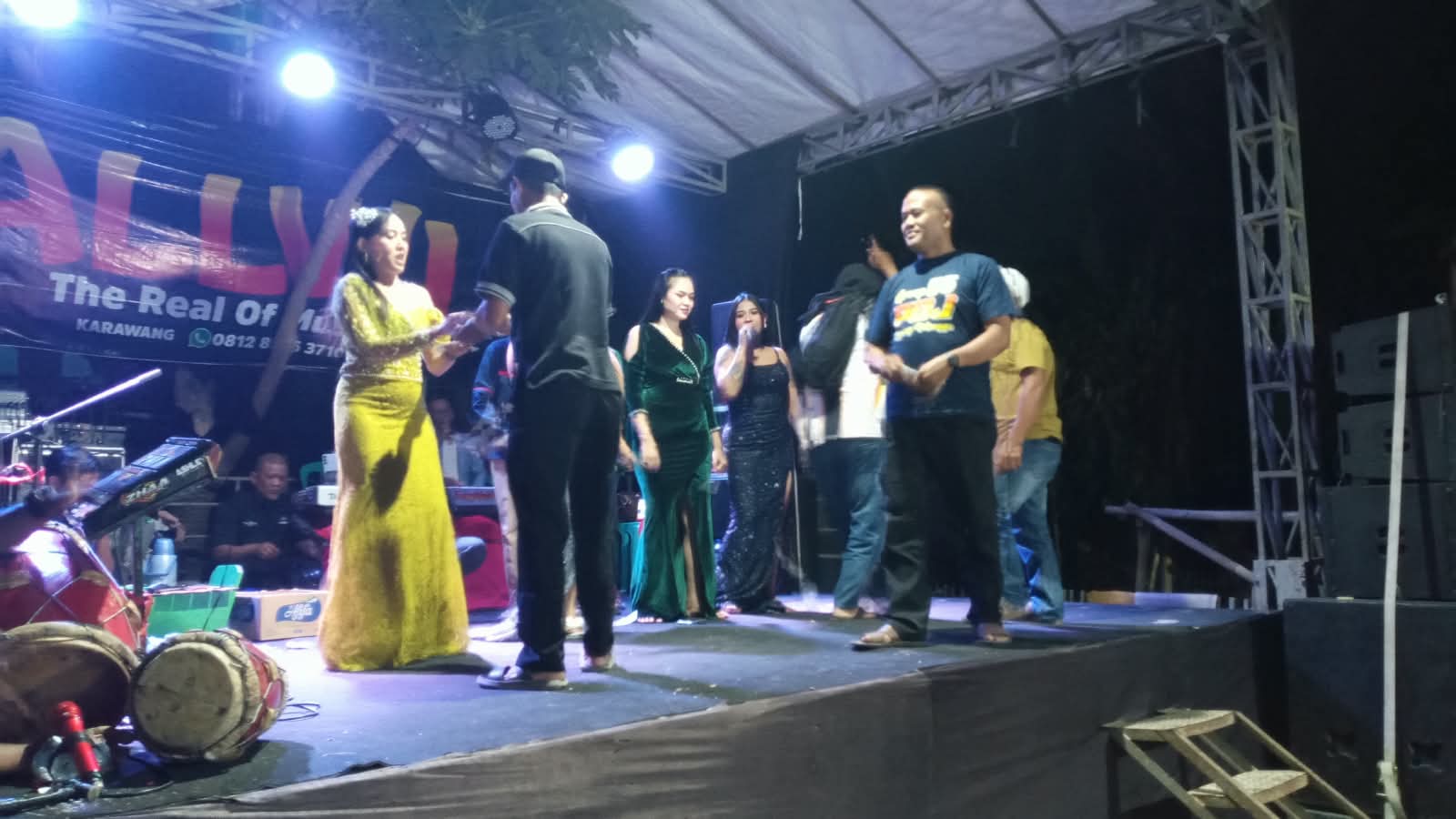 Pererat Silaturahmi Warga Desa Medalkrisna, Tokoh Masyarakat H. Nur Gelar Hiburan Dangdutan
