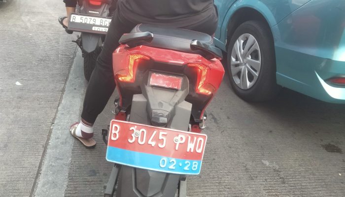 Luar Jam Kerja, Kendaraan Dinas Motor Listrik Plat Merah Milik Aset Negara Berkeliaran di Jalan Raya