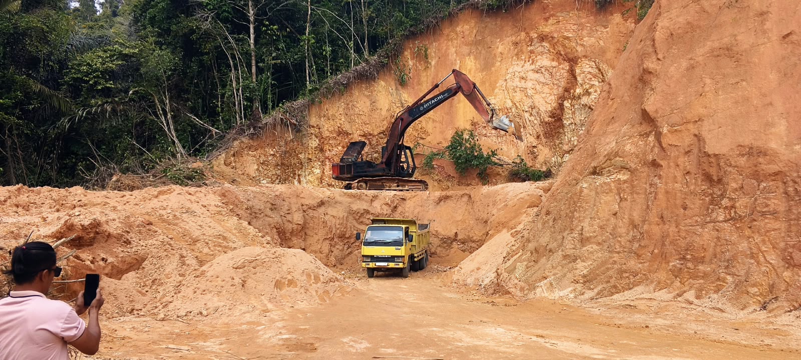 Pemkab Tapanuli Tengah Didesak Buka Suara, Legalitas Galian Tanah Urug dan Pembangunan Gedung Dipertanyakan