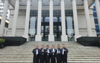 Konstitusi di Atas Kepentingan Kelompok : Menjaga Independensi Mahkamah Konstitusi Konstitusi di Atas Kepentingan Kelompok : Menjaga Independensi Mahkamah Konstitusi