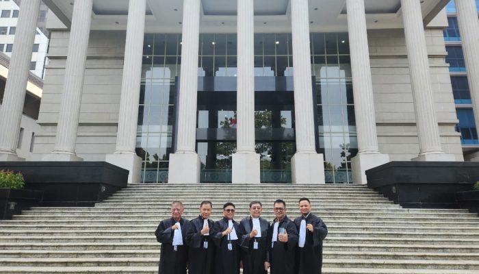 Konstitusi di Atas Kepentingan Kelompok : Menjaga Independensi Mahkamah Konstitusi