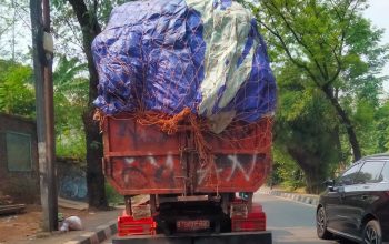 Rakyat Wajib Taat Bayar Pajak, Truk Sampah Dinas LH DKI Jakarta Bawa Muatan di Jalan UP arah Depok Kondisi Mati Pajak Sejak 2025 Rakyat Wajib Taat Bayar Pajak, Truk Sampah Dinas LH DKI Jakarta Bawa Muatan di Jalan UP arah Depok Kondisi Mati Pajak Sejak 2025