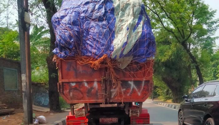 Rakyat Wajib Taat Bayar Pajak, Truk Sampah Dinas LH DKI Jakarta Bawa Muatan di Jalan UP arah Depok Kondisi Mati Pajak Sejak 2025