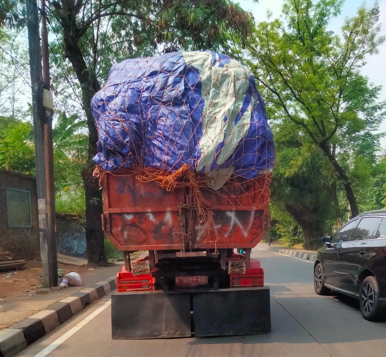 Rakyat Wajib Taat Bayar Pajak, Truk Sampah Dinas LH DKI Jakarta Bawa Muatan di Jalan UP arah Depok Kondisi Mati Pajak Sejak 2025