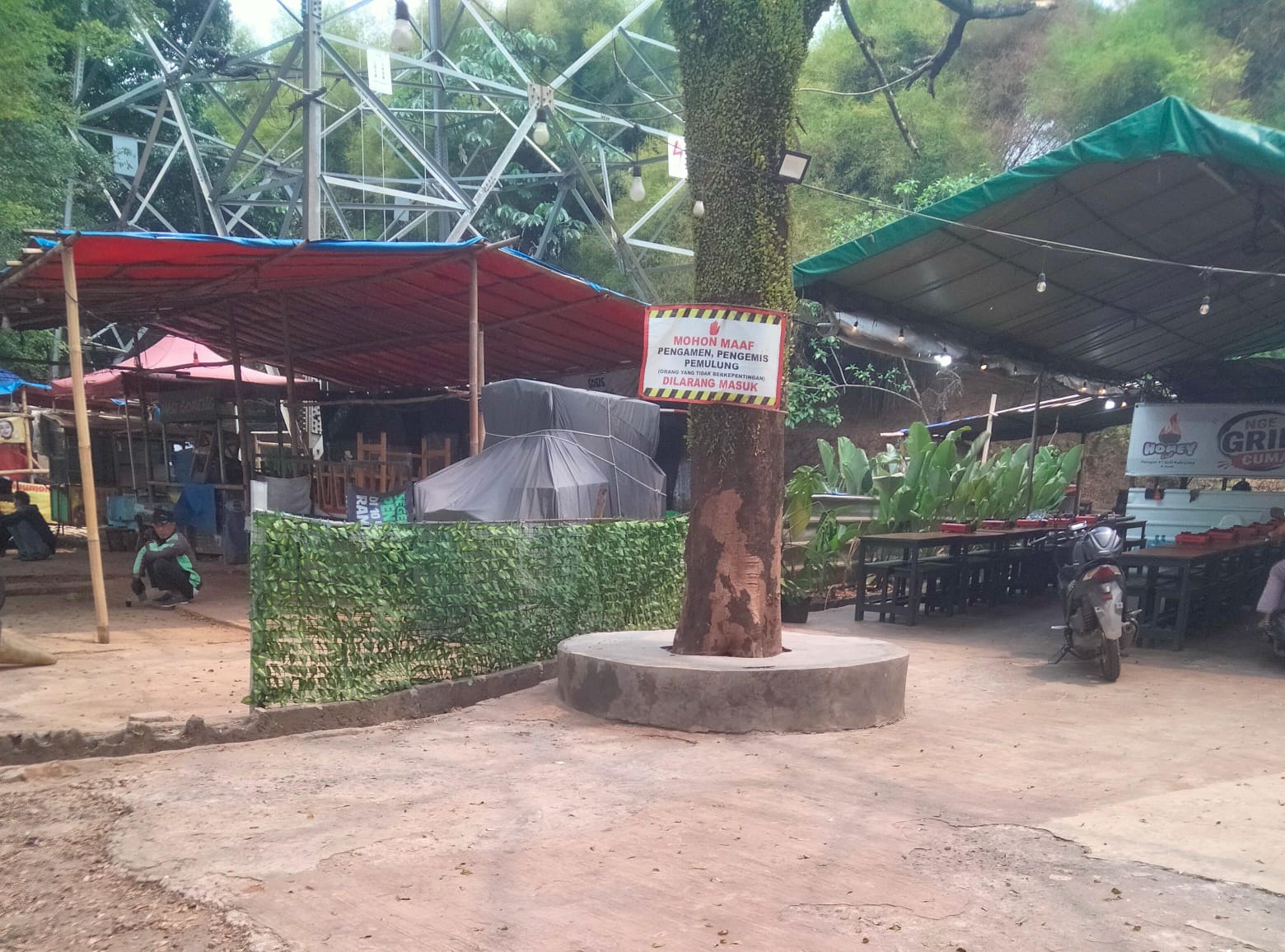 Penertiban Satpol PP Kota Depok Terlihat Gencar, Tapi Lapak di Depan SPBU BP Grand Depok City Aman Tanpa Tersentuh