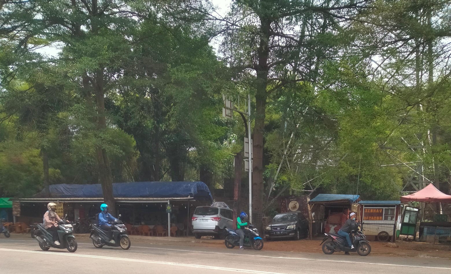 Penertiban Satpol PP Kota Depok Terlihat Gencar, Tapi Lapak di Depan SPBU BP Grand Depok City Aman Tanpa Tersentuh Penertiban Satpol PP Kota Depok Terlihat Gencar, Tapi Lapak di Depan SPBU BP Grand Depok City Aman Tanpa Tersentuh