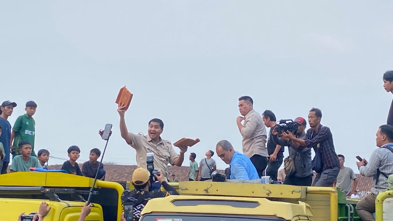 Pelaksanaan Program Gentengisasi dan Pemberdayaan Perajin Lokal di Purwakarta Pelaksanaan Program Gentengisasi dan Pemberdayaan Perajin Lokal di Purwakarta