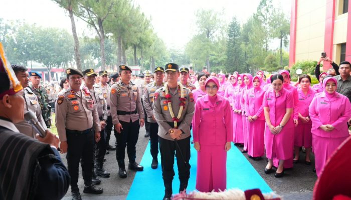 Resmi Pimpin Polda Sumut, Irjen Pol Sonny Irawan Disambut Ulos dan Tarian Tradisional