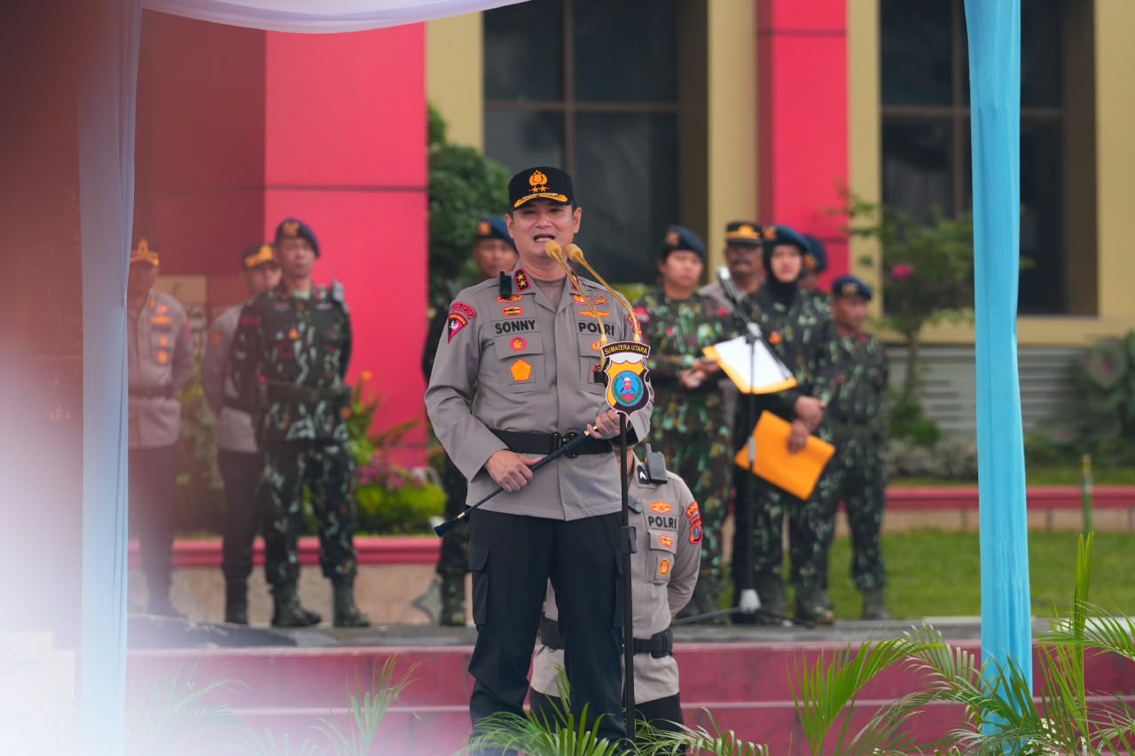 Resmi Pimpin Polda Sumut, Irjen Pol Sonny Irawan Disambut Ulos dan Tarian Tradisional