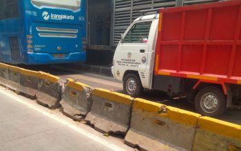 Merasa Kebal Hukum dan Contohkan Buruk ke Masyarakat, Kendaraan Dinas Milik UPS Badan Air LH DKI Jakarta Terobos Jalur Transjakarta Merasa Kebal Hukum dan Contohkan Buruk ke Masyarakat, Kendaraan Dinas Milik UPS Badan Air LH DKI Jakarta Terobos Jalur Transjakarta