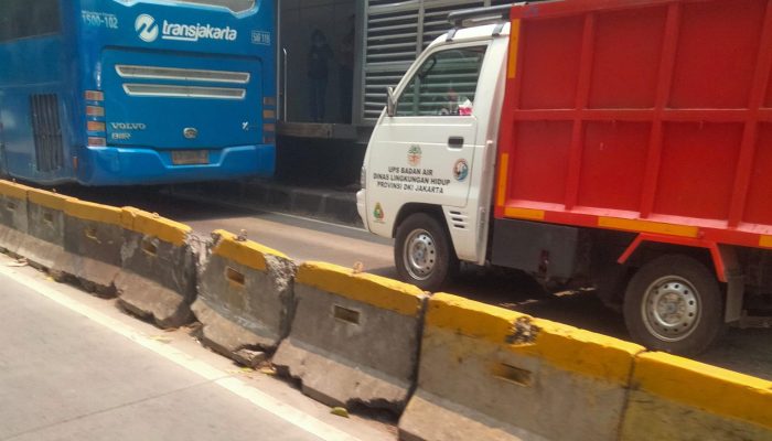 Merasa Kebal Hukum dan Contohkan Buruk ke Masyarakat, Kendaraan Dinas Milik UPS Badan Air LH DKI Jakarta Terobos Jalur Transjakarta