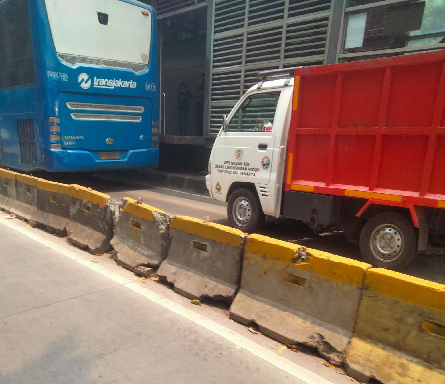 Merasa Kebal Hukum dan Contohkan Buruk ke Masyarakat, Kendaraan Dinas Milik UPS Badan Air LH DKI Jakarta Terobos Jalur Transjakarta