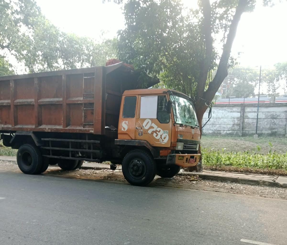Diduga Keluar dari Jalur Tugas, Armada Sampah TPS Dipo Mampang Sering 'Nginap dan Bersandar' di Area Pancoran