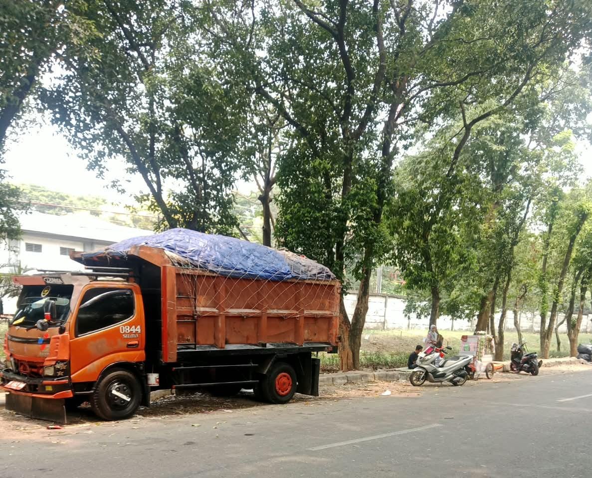 Diduga Keluar dari Jalur Tugas, Armada Sampah TPS Dipo Mampang Sering 'Nginap dan Bersandar' di Area Pancoran Diduga Keluar dari Jalur Tugas, Armada Sampah TPS Dipo Mampang Sering 'Nginap dan Bersandar' di Area Pancoran