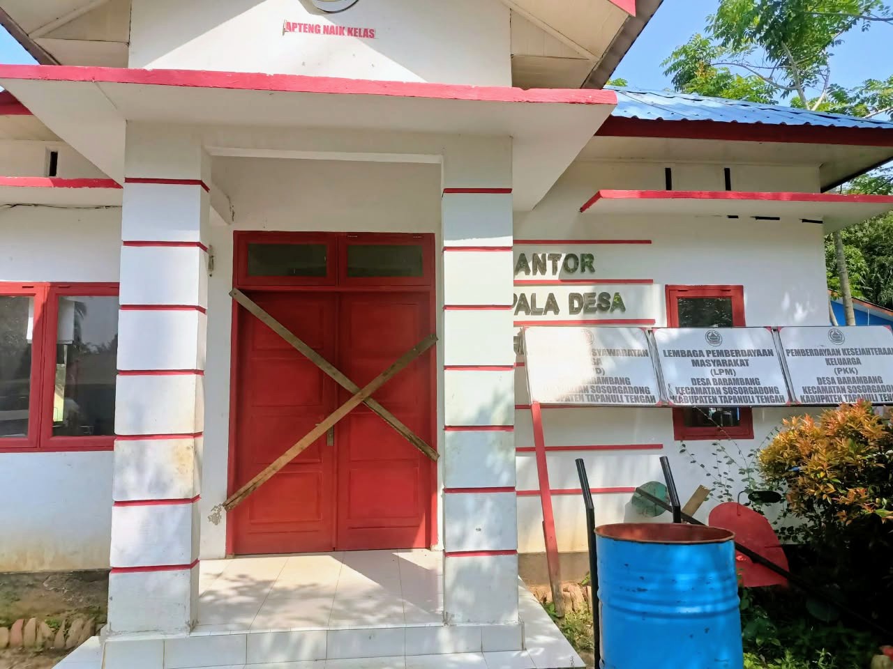 VIRAL! KANTOR DESA BARAMBANG DISEGEL WARGA, PENDATAAN JADUP DISOROT: MASYARAKAT MENUNTUT TRANSPARANSI!