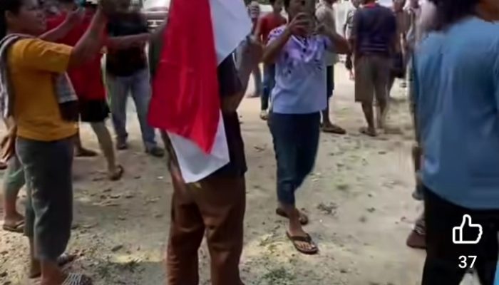 VIRAL! KANTOR DESA BARAMBANG DISEGEL WARGA, PENDATAAN JADUP DISOROT: MASYARAKAT MENUNTUT TRANSPARANSI!