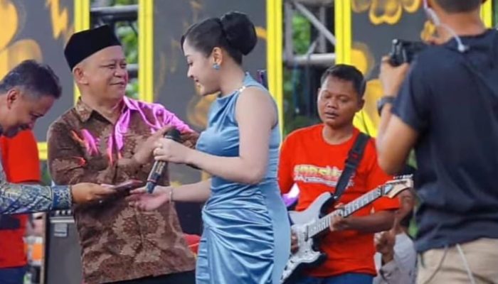 Hajatan Mantu Bu Lurah Cipayung Jaya Depok Undang Dangdut Adella Capai Ratusan Juta, Warga Dipungut Parkir Rp20 Ribu