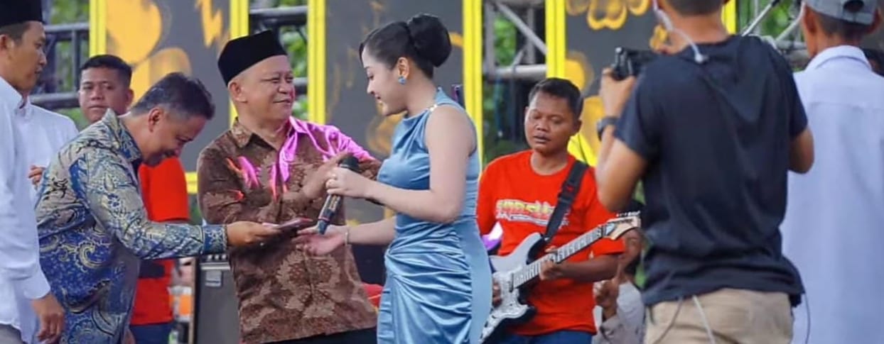 Hajatan Mantu Bu Lurah Cipayung Jaya Depok Undang Dangdut Adella Capai Ratusan Juta, Warga Dipungut Parkir Rp20 Ribu