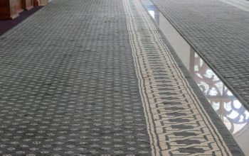 Mazhab Syafi’i: Karpet Masjid Kena Najis Tak Cukup Dijemur, Harus Tetap Pakai Air