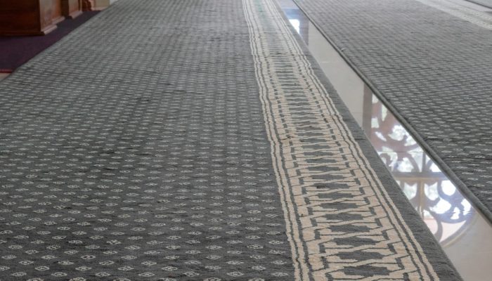 Mazhab Syafi’i: Karpet Masjid Kena Najis Tak Cukup Dijemur, Harus Tetap Pakai Air
