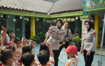 Senyum Ceria Anak-Anak Sambut Personel 14 Samsat Polda Metro Jaya dalam Aksi Polisi Sahabat Anak