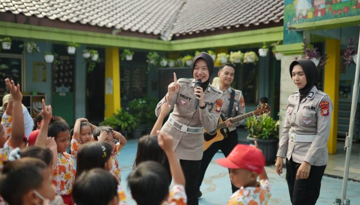 Senyum Ceria Anak-Anak Sambut Personel 14 Samsat Polda Metro Jaya dalam Aksi Polisi Sahabat Anak