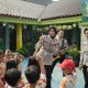 Senyum Ceria Anak-Anak Sambut Personel 14 Samsat Polda Metro Jaya dalam Aksi Polisi Sahabat Anak