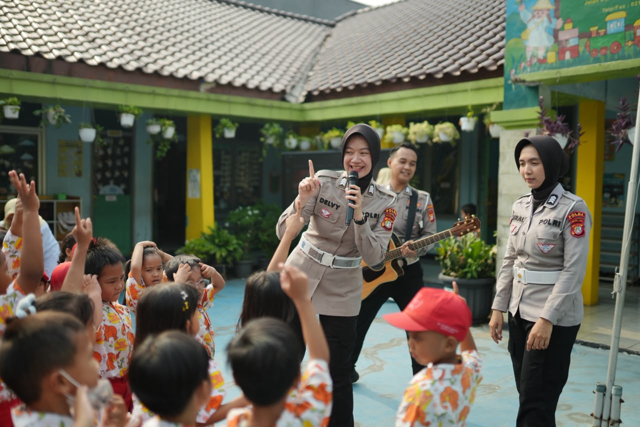 Senyum Ceria Anak-Anak Sambut Personel 14 Samsat Polda Metro Jaya dalam Aksi Polisi Sahabat Anak