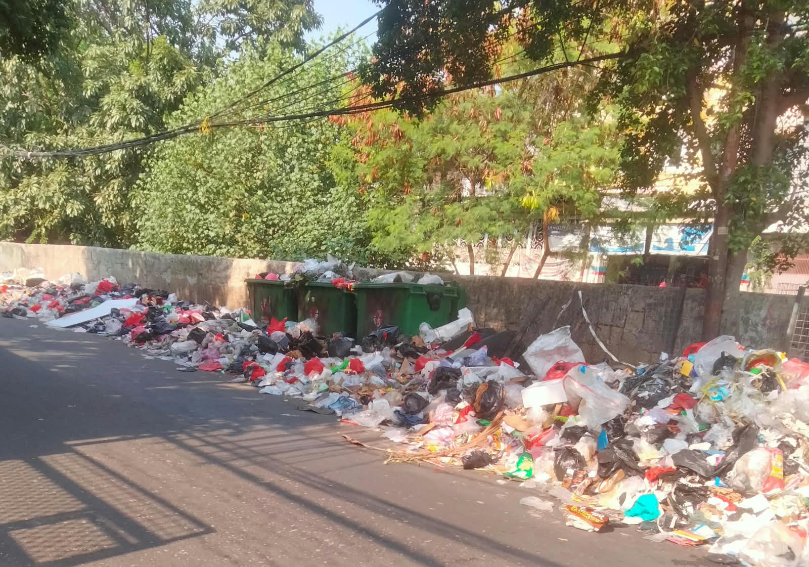Retribusi Lancar, Dua Lokasi di Jakarta Barat Tenggelam dalam Sampah Berserakan dan Menggunung Saat Pejabat Tetap Terima Uang Rakyat