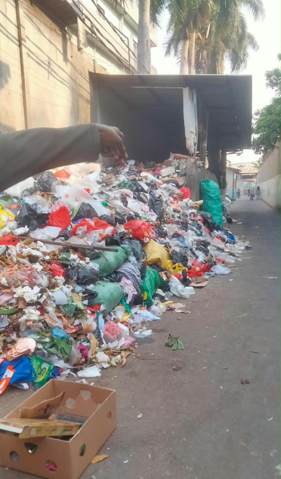 Retribusi Lancar, Dua Lokasi di Jakarta Barat Tenggelam dalam Sampah Berserakan dan Menggunung Saat Pejabat Tetap Terima Uang Rakyat