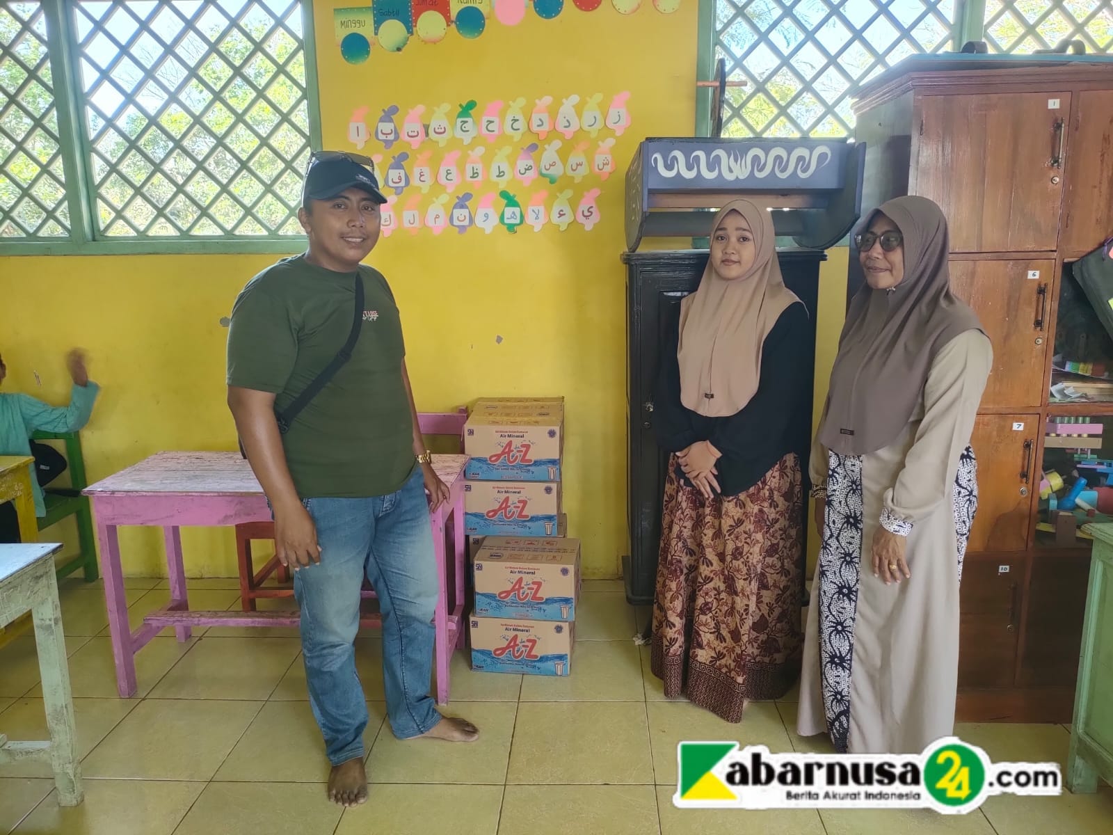 Tak Sekadar Memberitakan, Jurnalis Sapudi Hadir Berbagi Air Minum untuk Puluhan Madrasah Diniyah