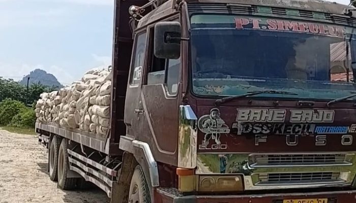 Jalan Provinsi Sedang Diperbaiki, Truk Tronton Pengangkut Semen Tetap Melintas, Siapa yang Bertanggung Jawab?