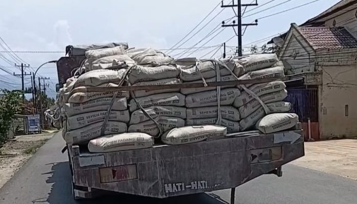 Jalan Provinsi Sedang Diperbaiki, Truk Tronton Pengangkut Semen Tetap Melintas, Siapa yang Bertanggung Jawab?