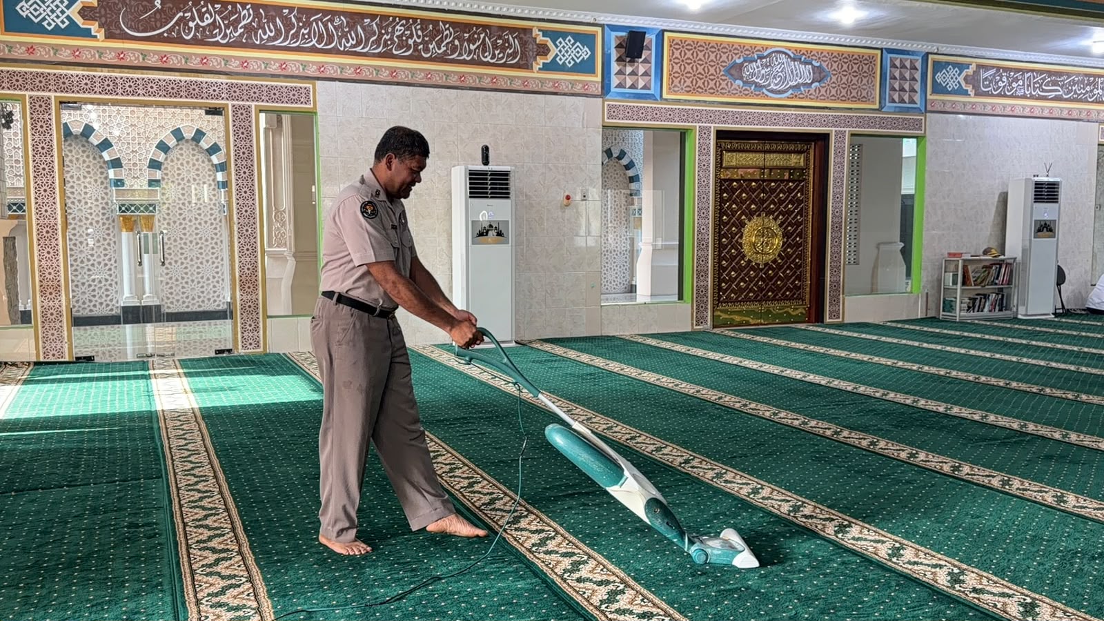 Sambut Hari Jadi Humas Polri ke-75, Bid Humas Polda Sumut Gelar Bakti Sosial Bersihkan Rumah Ibadah