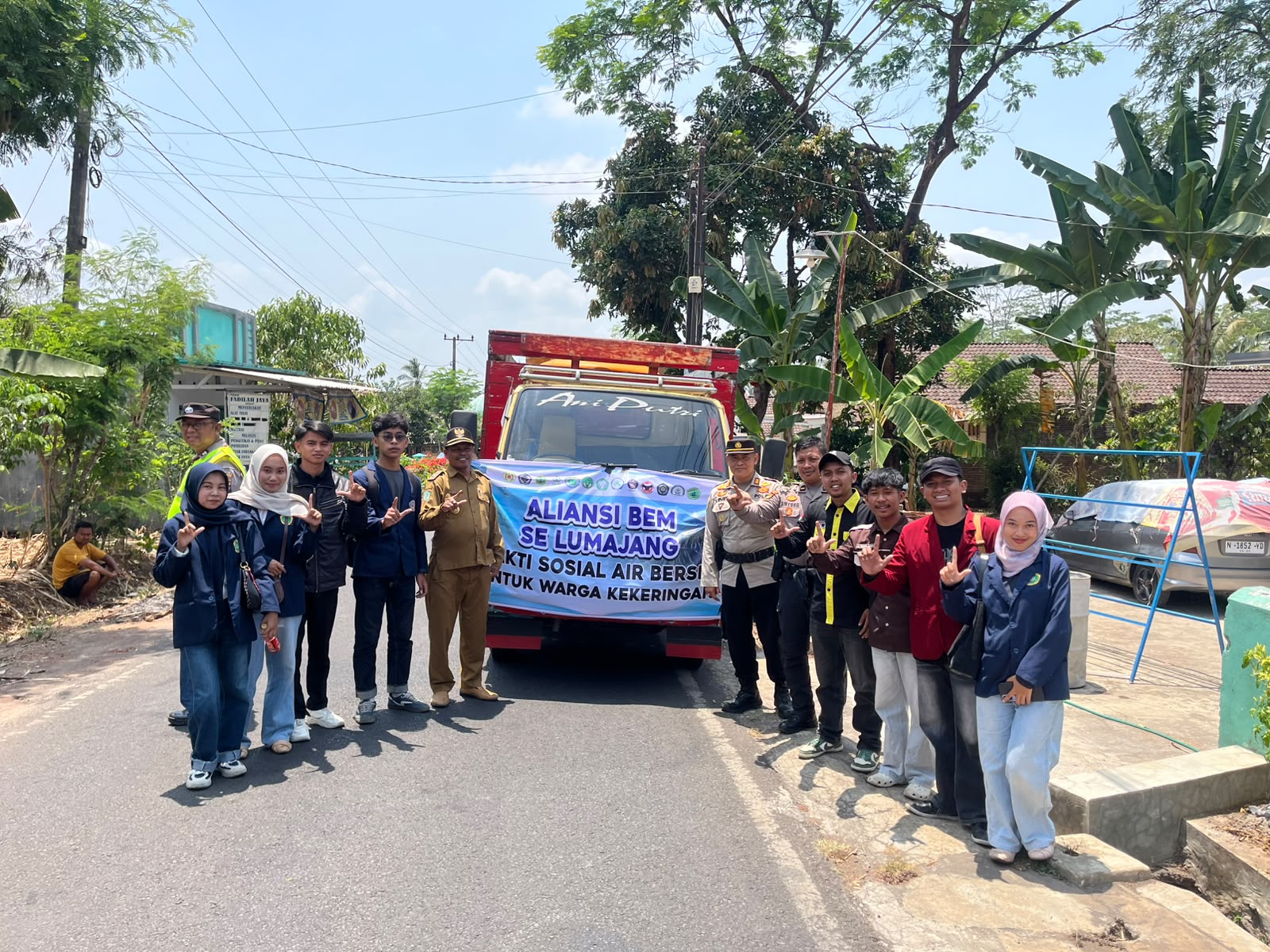 BEM Lumajang Salurkan 7.000 Liter Air Bersih untuk Warga Gucialit