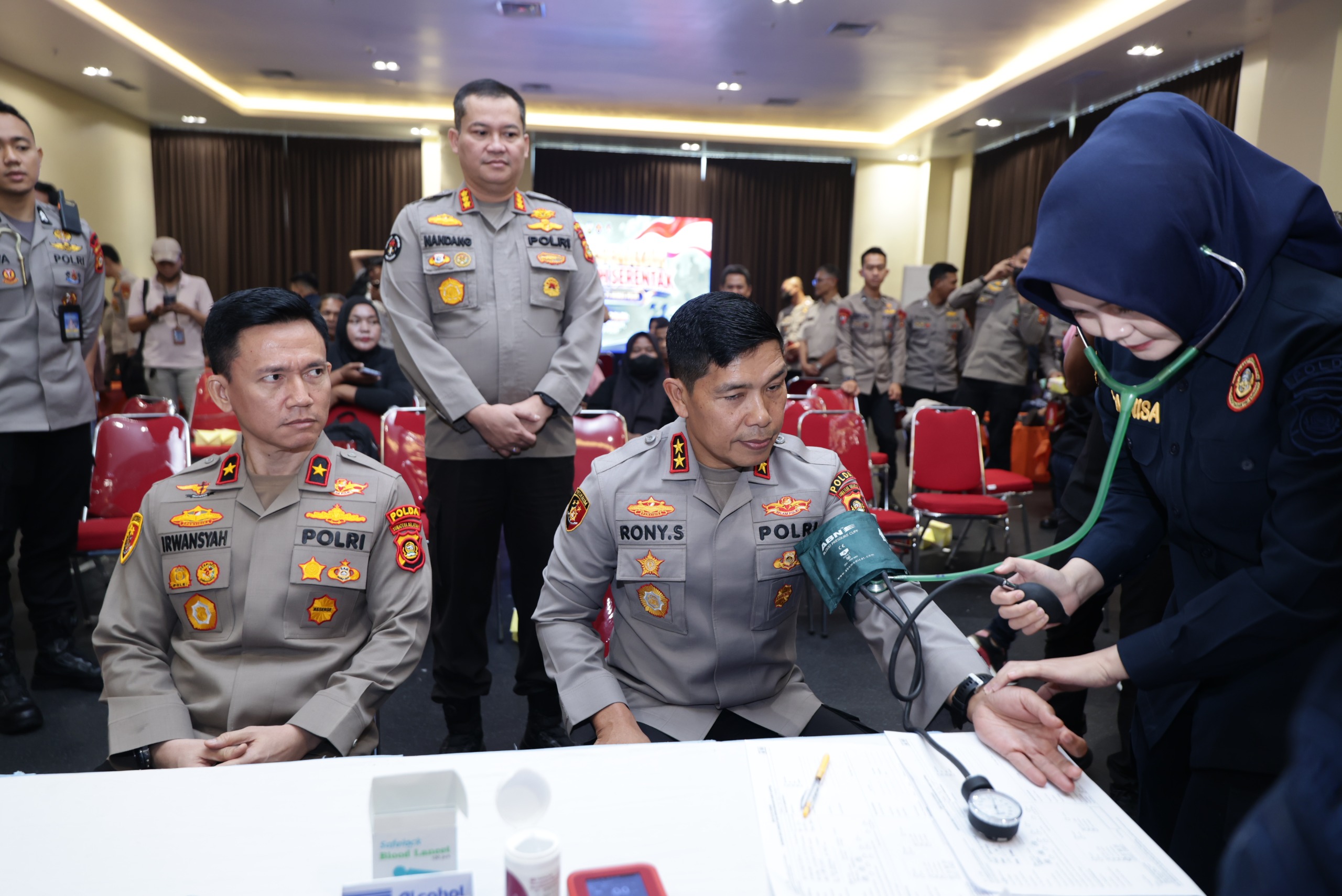 Polisi Bersama Masyarakat, Kapolda, Wakapolda, dan PJU Polda Sumsel Donor Darah Bersama 42 Jurnalis