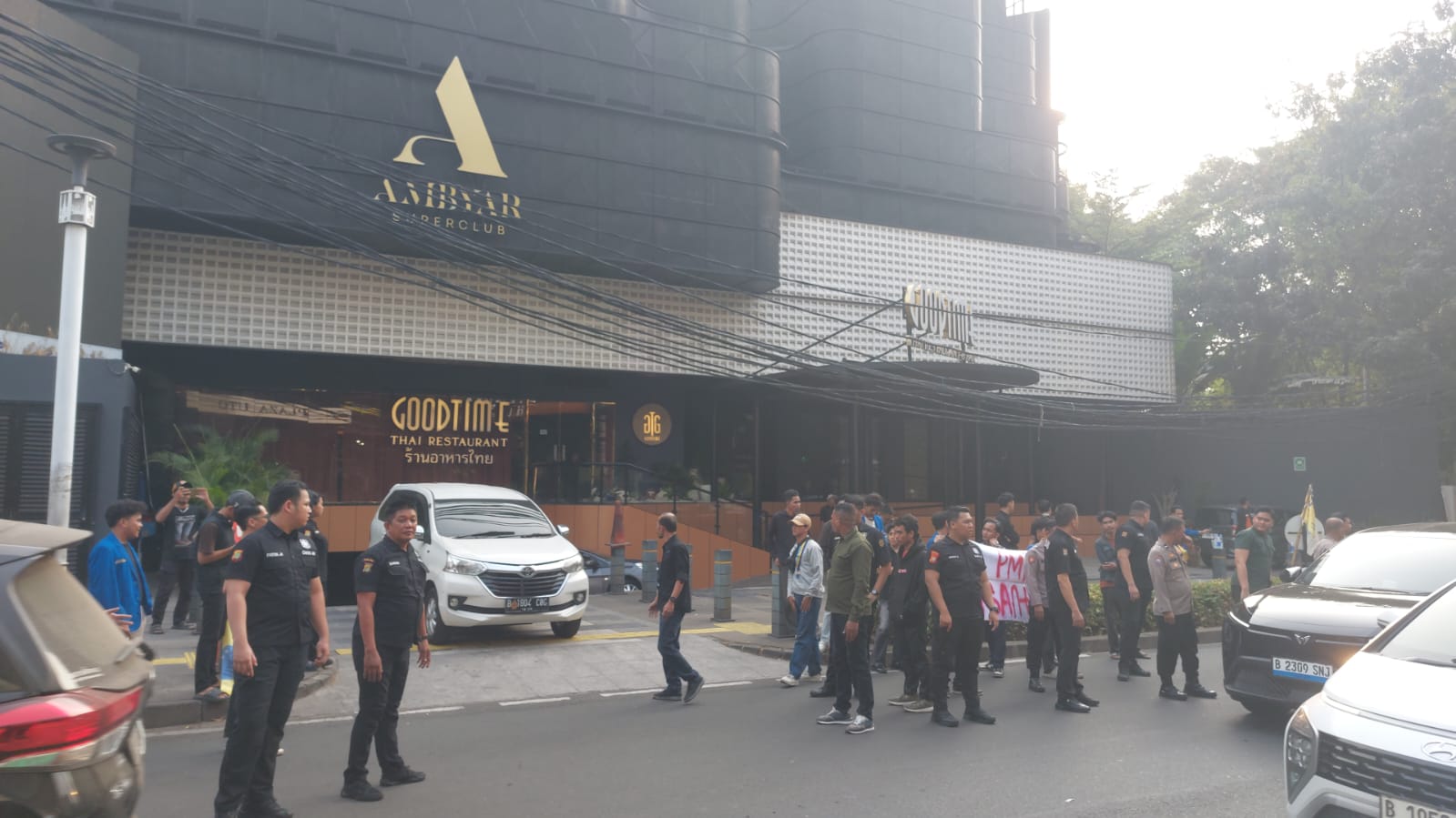 Ambyar Superclub Senopati Digeruduk Massa, Spanduk "Hormati Hari Santri" Dibentangkan