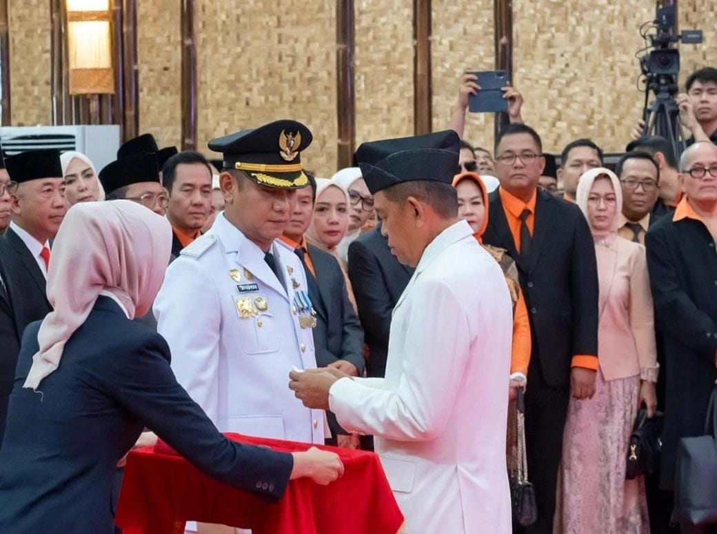 Sah Dilantik di Gedung Pakuan, Bupati Bekasi Asep Surya Atmaja Dapat Titah Tegas dari Dedi Mulyadi: Wujudkan Dokter Keluarga Hingga Jalan Mulus 2027