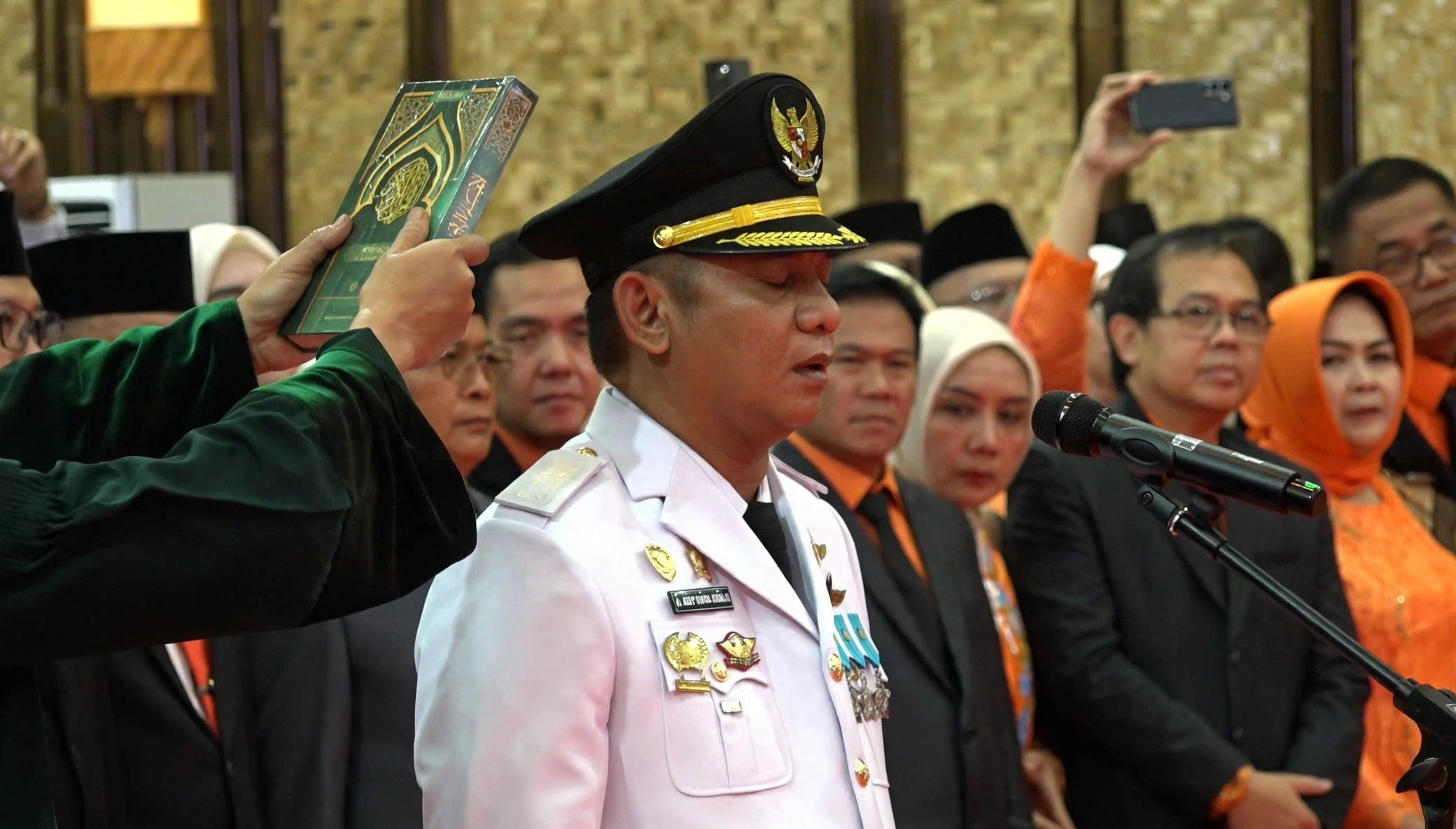 Sah Dilantik di Gedung Pakuan, Bupati Bekasi Asep Surya Atmaja Dapat Titah Tegas dari Dedi Mulyadi: Wujudkan Dokter Keluarga Hingga Jalan Mulus 2027
