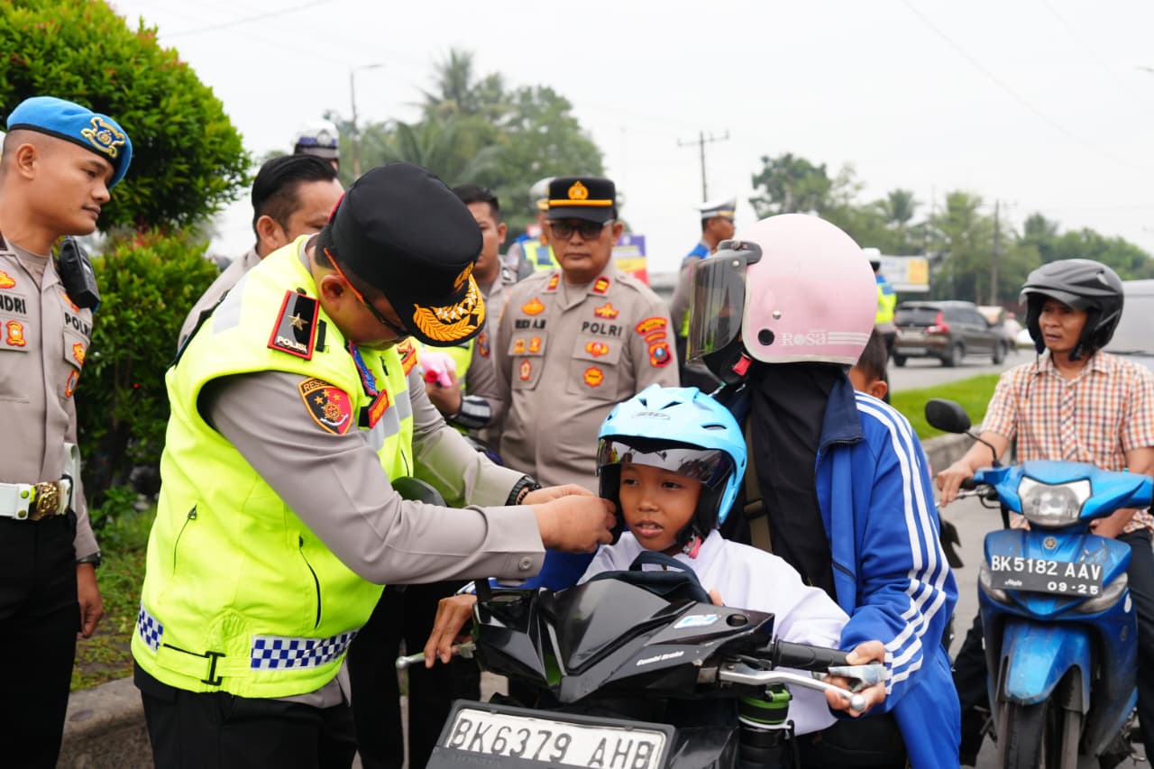 Wakapolda Sumut Turun ke Jalan, Bagikan Helm dan Ajak Warga Tertib Berlalu Lintas