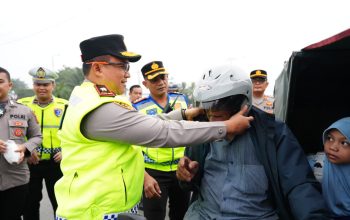 Wakapolda Sumut Turun ke Jalan, Bagikan Helm dan Ajak Warga Tertib Berlalu Lintas