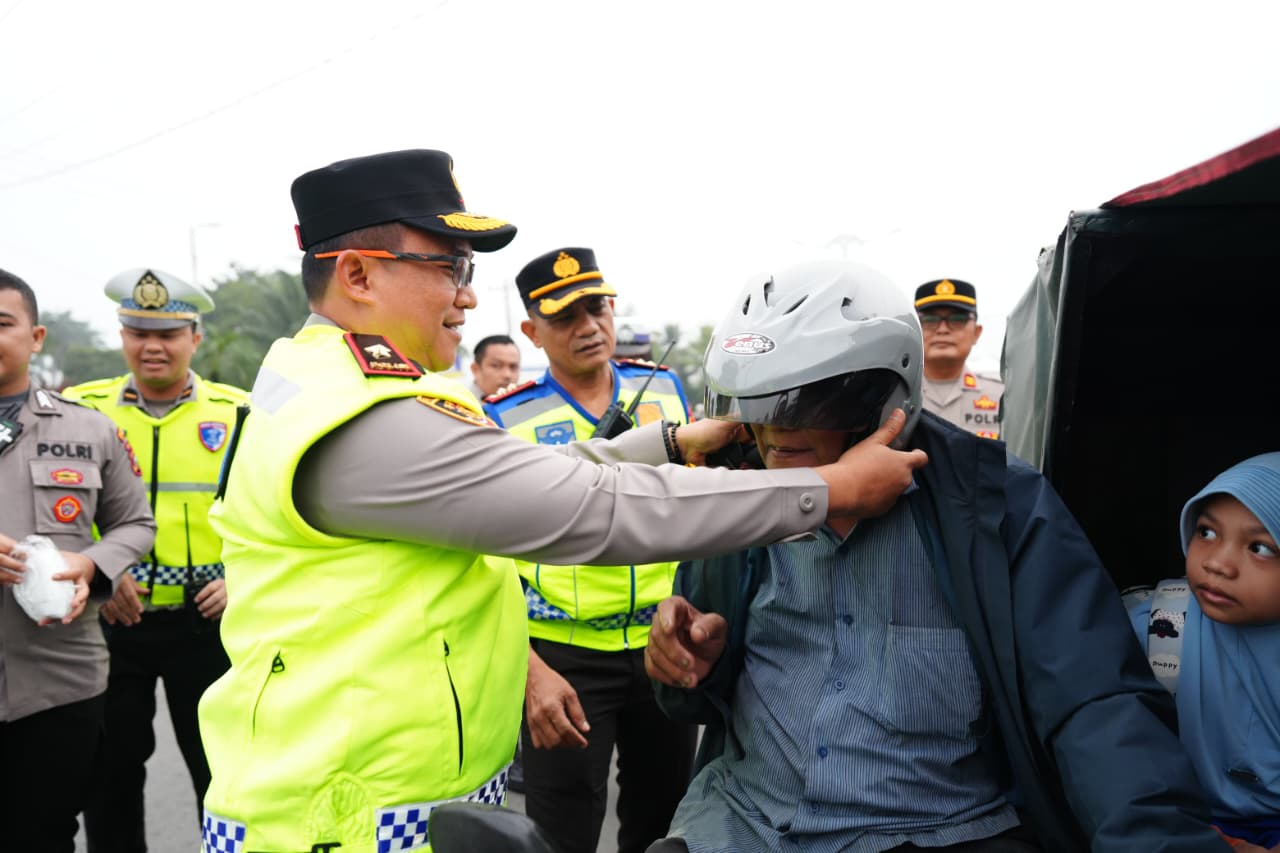 Wakapolda Sumut Turun ke Jalan, Bagikan Helm dan Ajak Warga Tertib Berlalu Lintas